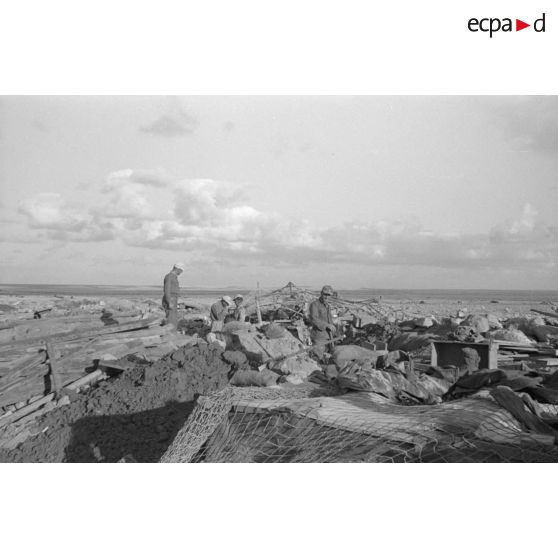 Un canon d'origine britannique Ordnance QF de 2 livres.