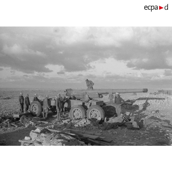 Un canon de 155 mm GPF (GPF-T), en position route, est entouré de soldats allemands.