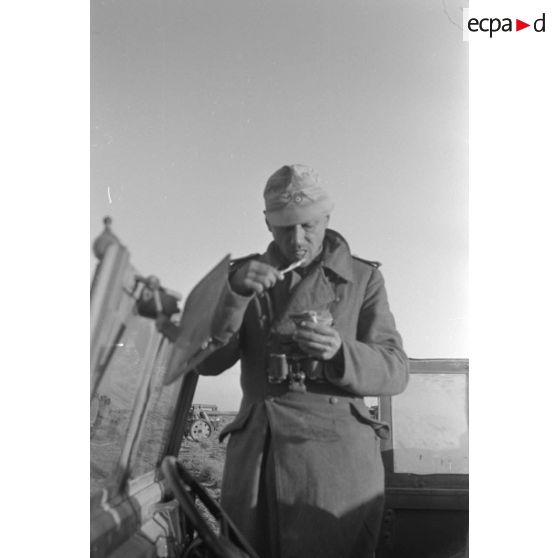 Un officier de l'artillerie allemande, derrière lui un canon de 15 cm K18.