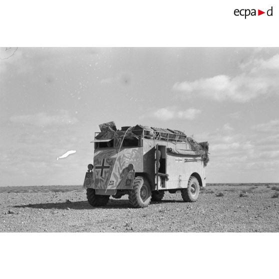 Le véhicule de commandement AES Dorchester dont on aperçoit le numéro 4426422 et l'insigne de 21-Panzer division.