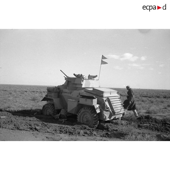 Un véhicule de reconnaissance britannique Humber MkI ou MKII embourbé puis abandonné.