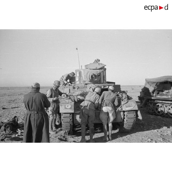 Un char léger M3 Stuart détruit, il appartiendrait aux "rats du désert" (desert rats) comme l'atteste l'insigne sur l'avant gauche du blindé.