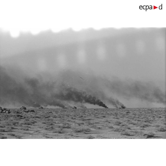 La progression de la 15e division blindée allemande (15-Panzer.Division) sous un tir d'artillerie.