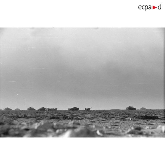 La progression de la 15e division blindée allemande (15-Panzer.Division) sous un tir d'artillerie.