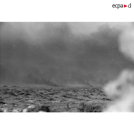 La progression de la 15e division blindée allemande (15-Panzer.Division) sous un tir d'artillerie.