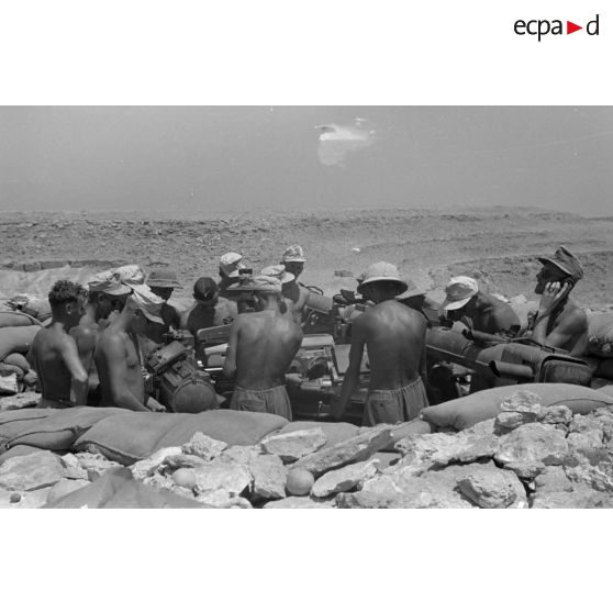 Artilleurs allemands au sein d'un télémètre (Kommandogerät) au sein de la  2e Batt. Flak 1/33.