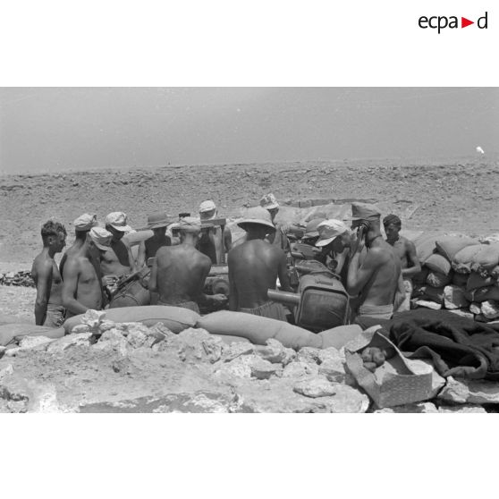 Artilleurs allemands au sein d'un télémètre (Kommandogerät) au sein de la  2e Batt. Flak 1/33.