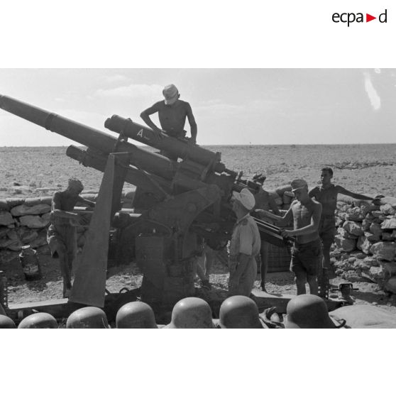 Canon de 8,8 cm, nettoyage au sein de la 2e batt. Flak 1/33, au col d'Halfaya.