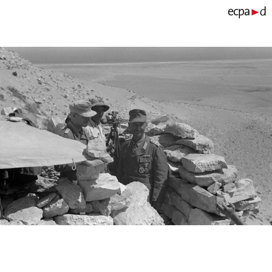 Le capitaine Bach, commandant d'une batterie du Schützen Regiment.104, visite des positions italiennes (Halfayapass).