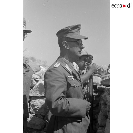 Le capitaine Bach, commandant d'une batterie du Schützen Regiment.104, visite des positions italiennes (Halfayapass).
