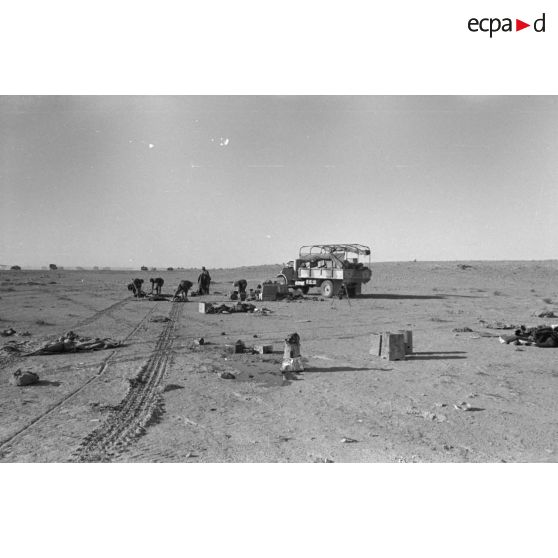 Un camion britannique abandonné et pillé par les soldats allemands.