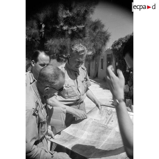 Le commandant allemand, Major Cassidi rencontre des officiers de liaisons italiens pour une mission de bombardement sur Tobrouk.