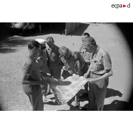 Le commandant allemand, Major Cassidi rencontre des officiers de liaisons italiens pour une mission de bombardement sur Tobrouk.
