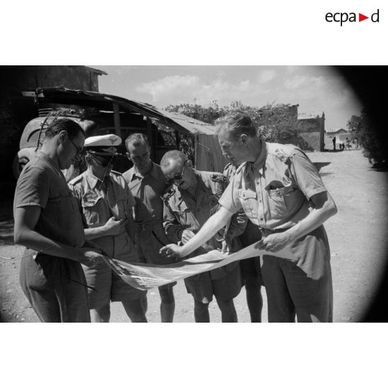 Le commandant allemand, Major Cassidi rencontre des officiers de liaisons italiens pour une mission de bombardement sur Tobrouk.