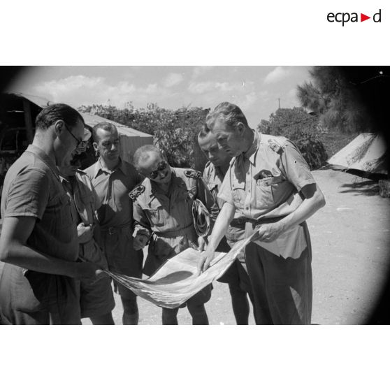 Le commandant allemand, Major Cassidi rencontre des officiers de liaisons italiens pour une mission de bombardement sur Tobrouk.