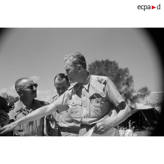 Le commandant allemand, Major Cassidi rencontre des officiers de liaisons italiens pour une mission de bombardement sur Tobrouk.
