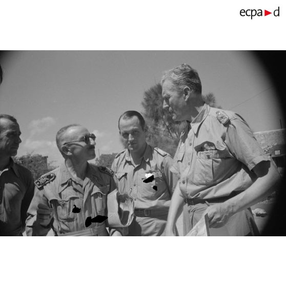 Le commandant allemand, Major Cassidi rencontre des officiers de liaisons italiens pour une mission de bombardement sur Tobrouk.