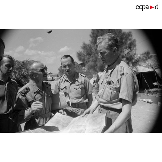 Le commandant allemand, Major Cassidi rencontre des officiers de liaisons italiens pour une mission de bombardement sur Tobrouk.
