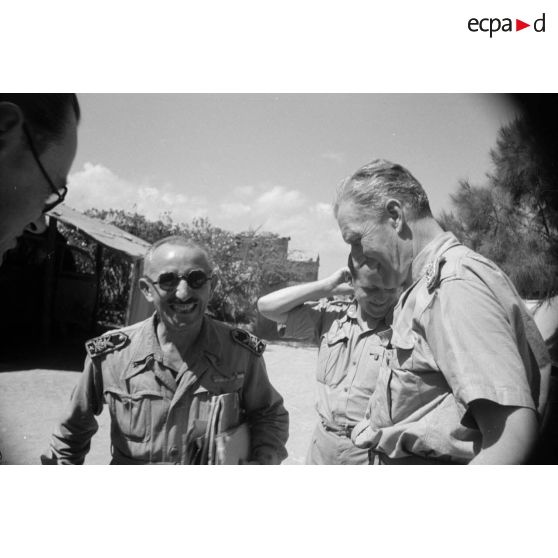 Le commandant allemand, Major Cassidi rencontre des officiers de liaisons italiens pour une mission de bombardement sur Tobrouk.