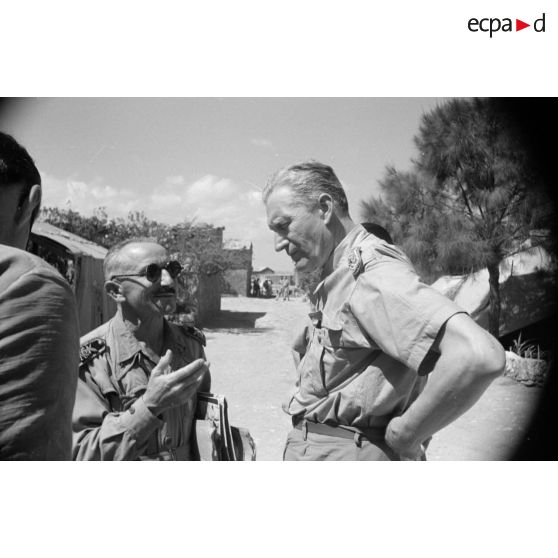 Le commandant allemand, Major Cassidi rencontre des officiers de liaisons italiens pour une mission de bombardement sur Tobrouk.