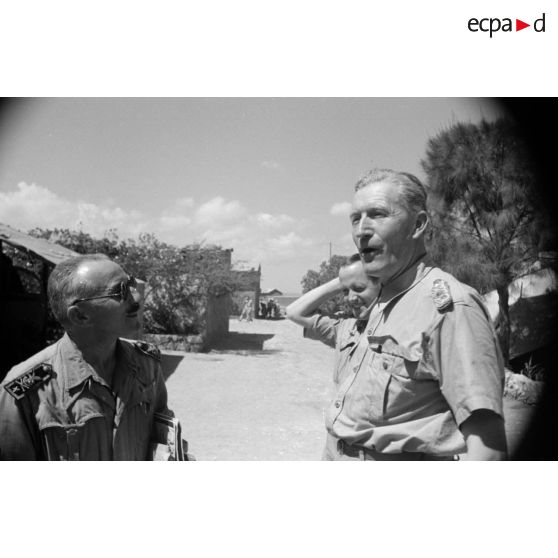 Le commandant allemand, Major Cassidi rencontre des officiers de liaisons italiens pour une mission de bombardement sur Tobrouk.