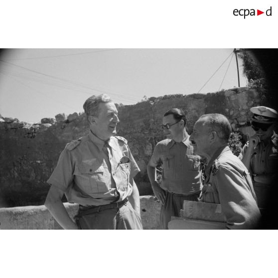 Le commandant allemand, Major Cassidi rencontre des officiers de liaisons italiens pour une mission de bombardement sur Tobrouk.