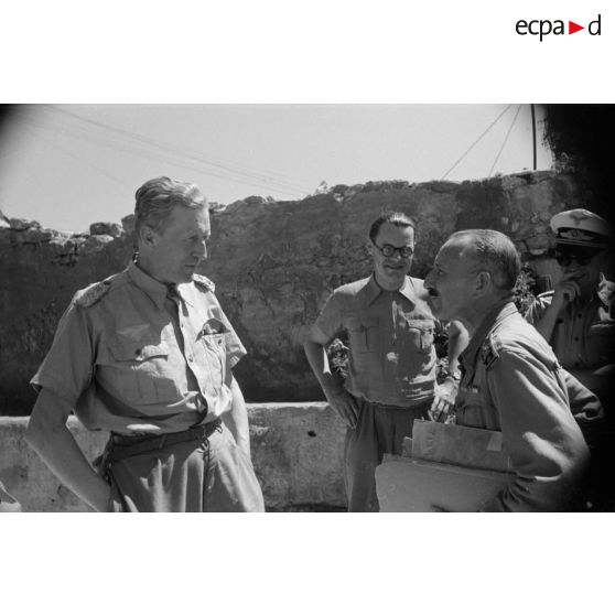 Le commandant allemand, Major Cassidi rencontre des officiers de liaisons italiens pour une mission de bombardement sur Tobrouk.