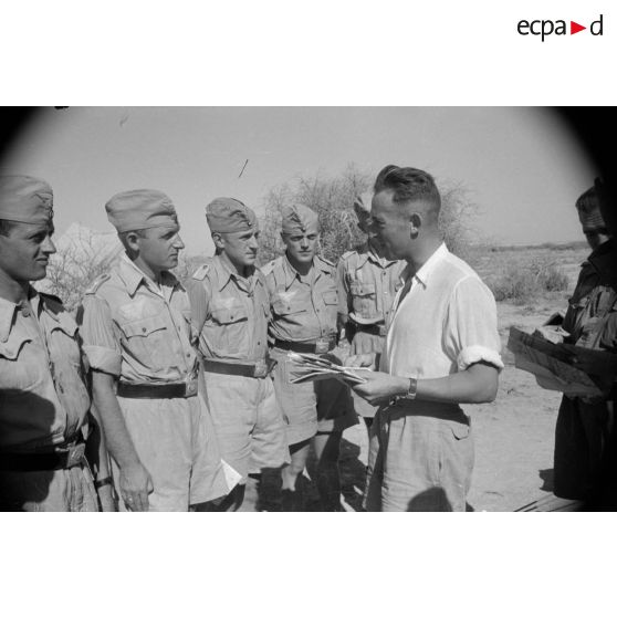 Un briefing de pilotes de Stuka peu avant une mission de bombardement sur Tobrouk.