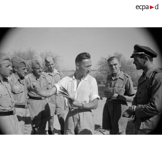 Un briefing de pilotes de Stuka peu avant une mission de bombardement sur Tobrouk.