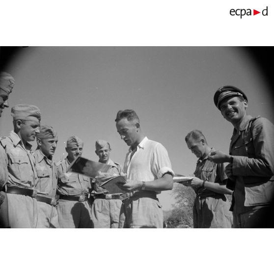Un briefing de pilotes de Stuka peu avant une mission de bombardement sur Tobrouk.