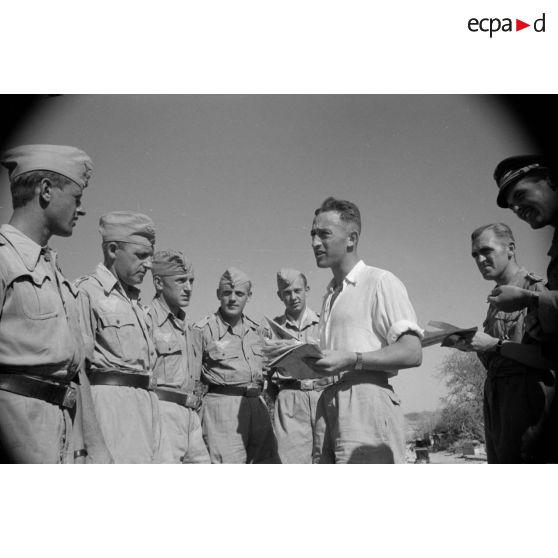 Un briefing de pilotes de Stuka peu avant une mission de bombardement sur Tobrouk.