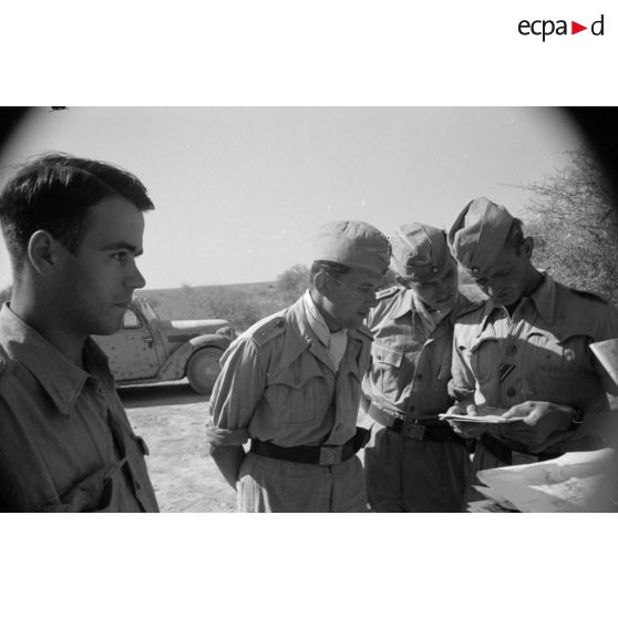 Un briefing de pilotes de Stuka peu avant une mission de bombardement sur Tobrouk.