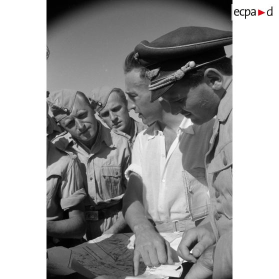 Un briefing de pilotes de Stuka peu avant une mission de bombardement sur Tobrouk.