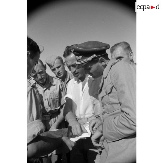 Un briefing de pilotes de Stuka peu avant une mission de bombardement sur Tobrouk.