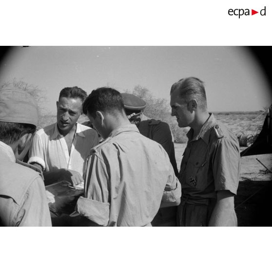 Un briefing de pilotes de Stuka peu avant une mission de bombardement sur Tobrouk.