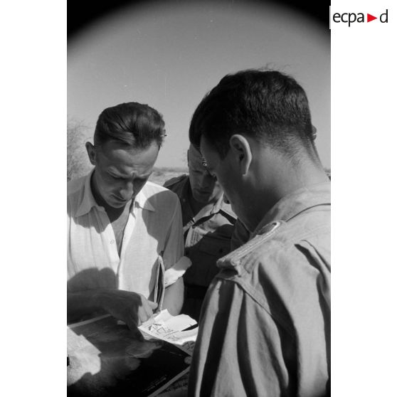 Un briefing de pilotes de Stuka peu avant une mission de bombardement sur Tobrouk.
