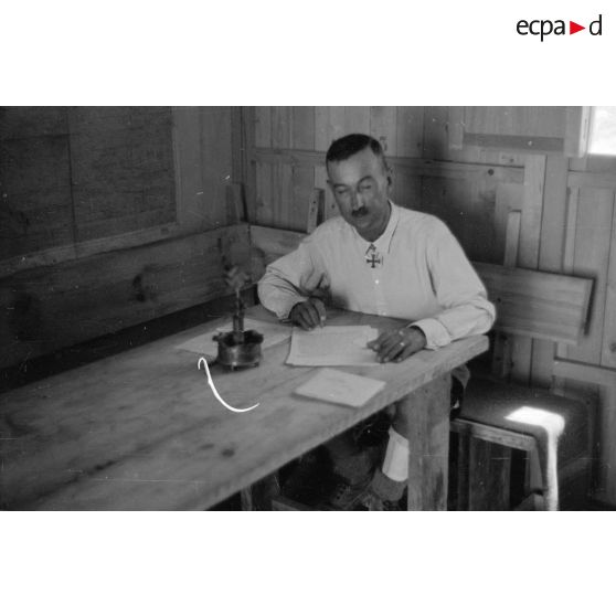 Le commandant (Major) Wilhelm Georg Bach portant la croix de chevalier de la croix de fer (Ritterkreuz).