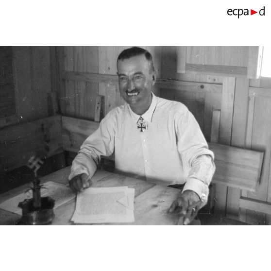 Le commandant (Major) Wilhelm Georg Bach portant la croix de chevalier de la croix de fer (Ritterkreuz).