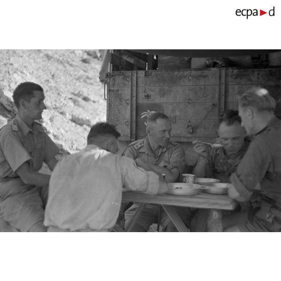 Diner des officiers de la batterie d'artillerie 2/33 Flak (Halfayapass).