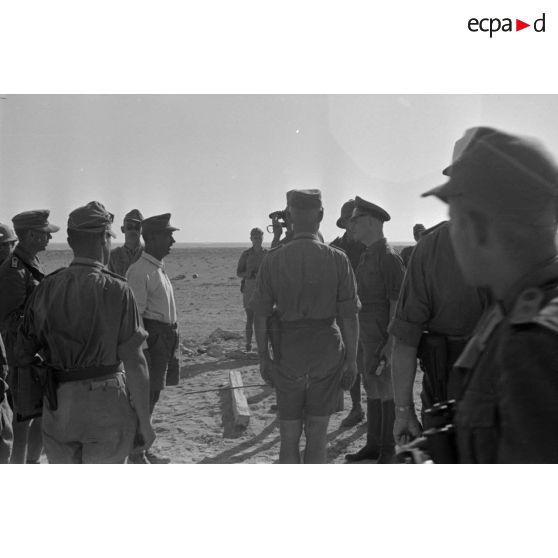 Le général Erwin Rommel inspecte les positions allemandes sur Halfaya et rencontre le Major Albert Panzenhagen, remplaçant le Major Wilhelm Bach.