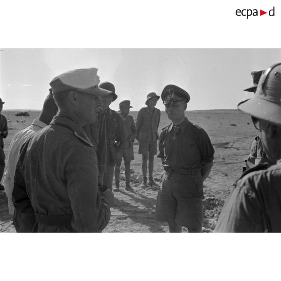Le général Erwin Rommel inspecte les positions allemandes sur Halfaya et rencontre le Major Albert Panzenhagen, remplaçant le Major Wilhelm Bach.