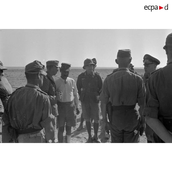 Le général Erwin Rommel inspecte les positions allemandes sur Halfaya et rencontre le Major Albert Panzenhagen, remplaçant le Major Wilhelm Bach.