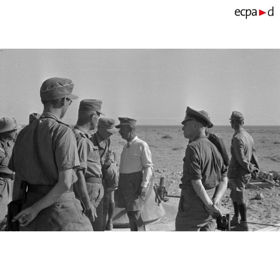 Le général Erwin Rommel inspecte les positions allemandes sur Halfaya et rencontre le Major Albert Panzenhagen, remplaçant le Major Wilhelm Bach.