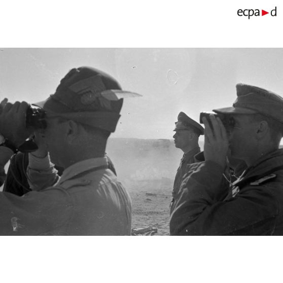 Démonstration d'une tourelle de char Matilda lors d'une inspection du général Erwin Rommel.