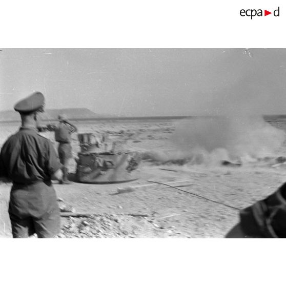 Démonstration d'une tourelle de char Matilda lors d'une inspection du général Erwin Rommel.