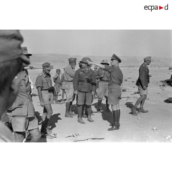 Le général Erwin Rommel inspecte les positions allemandes sur Halfaya et rencontre le Major Albert Panzenhagen, remplaçant le Major Wilhelm Bach.