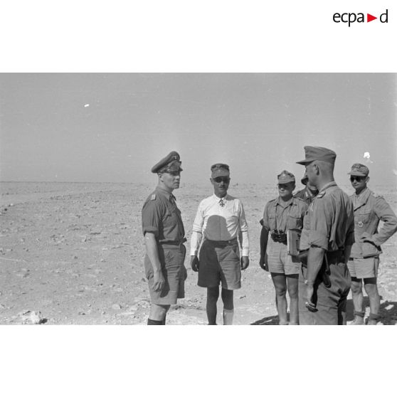 Le général Erwin Rommel inspecte les positions allemandes sur Halfaya et rencontre le Major Albert Panzenhagen, remplaçant le Major Wilhelm Bach.