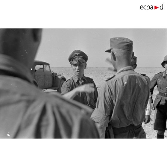 Le général Erwin Rommel inspecte les positions allemandes sur Halfaya et rencontre le Major Albert Panzenhagen, remplaçant le Major Wilhelm Bach.