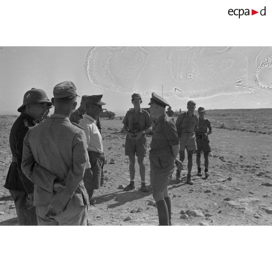 Le général Erwin Rommel inspecte les positions allemandes sur Halfaya et rencontre le Major Albert Panzenhagen, remplaçant le Major Wilhelm Bach.