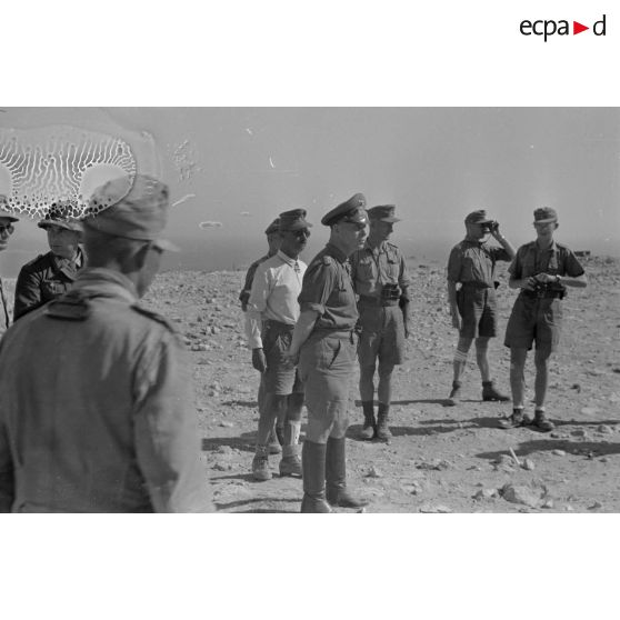 Le général Erwin Rommel inspecte les positions allemandes sur Halfaya et rencontre le Major Albert Panzenhagen, remplaçant le Major Wilhelm Bach.